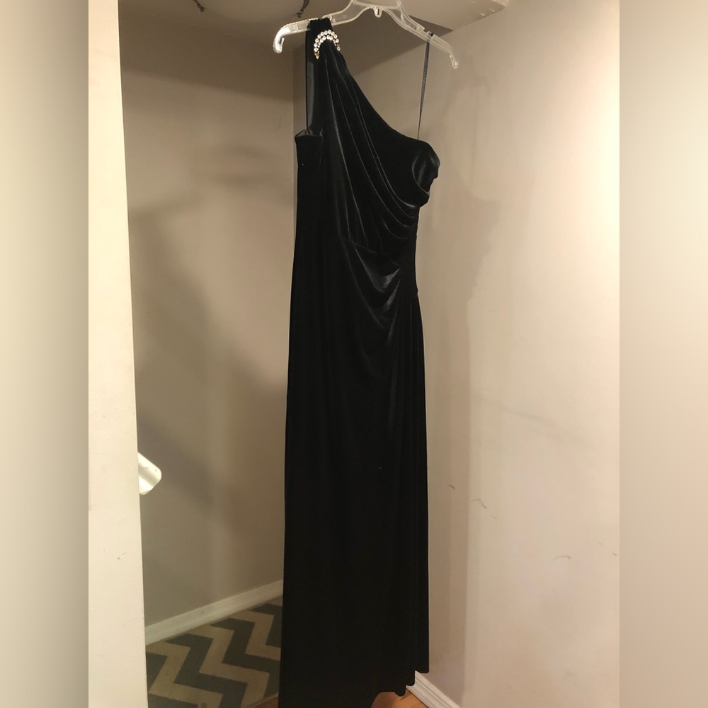 Long black velvet gown with rhine stone brooch and leg slit
- size 6 petite